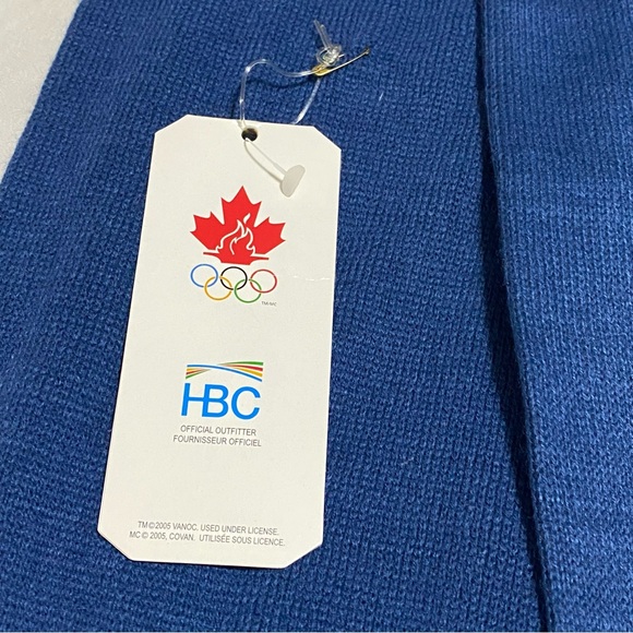 Hudson’s Bay Company NWT Olympic Blue Knit Scarf with White Maple Leaf - Picture 8 of 12